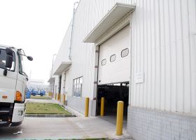 廣西工業(yè)提升門廠家適用性和價格都不一樣。-【廣州奇翔】
