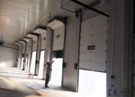 福建工業(yè)滑升門,防凍防潮隔熱！-廣州奇翔